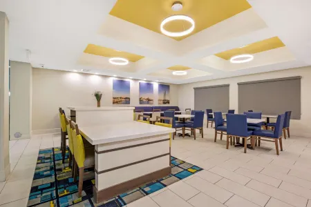 La Quinta Inn & Suites by Wyndham NE Long Beach/Cypress Отели рядом с достопримечательностью «Kosh»