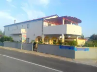 Apartments Bucic Hotels in Seline
