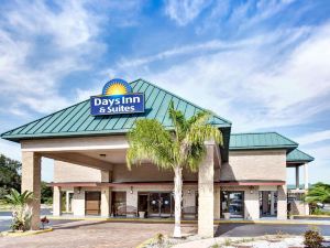 Days Inn & Suites by Wyndham Davenport