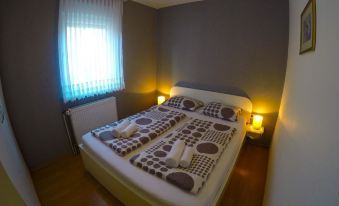 Apartments and Rooms Rea