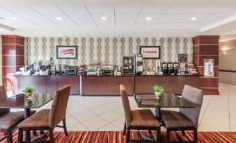 La Quinta Inn & Suites by Wyndham Tulsa Midtown