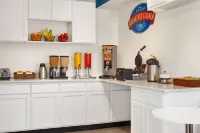 Baymont by Wyndham Hutchinson - breakfast