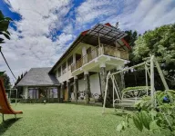 Green Villa by Vila Istana Bunga Hotell i Kertawangi