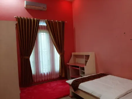 Kartika Guest House Отели рядом с достопримечательностью «Alun-Alun Cianjur»