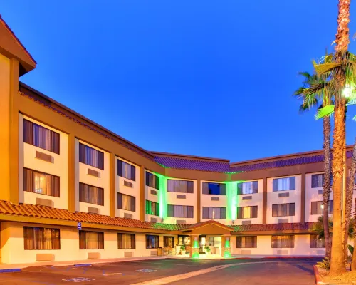 هوليداي إن إكسبرس لا ميسا نير إسديس باي آيتش جي Hotels near بحيرة موراي