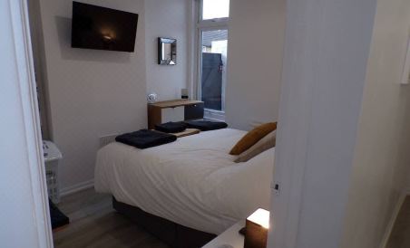 Inviting 3-Bed Apartment in Southend-on-Sea - Housity