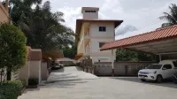 Jirasin Hotel & Apartment - موقف سيارات