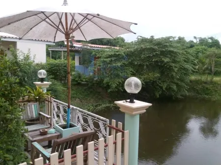 Baan Rim Taan Отели рядом с достопримечательностью «Wat Khao Din Yannimit»