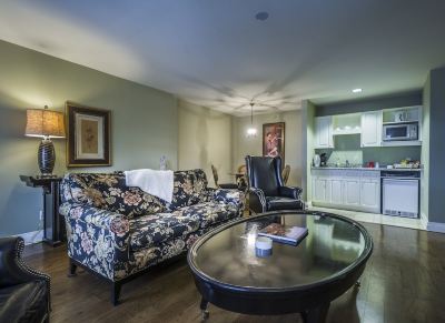 Executive Suite, 2 Queen Beds, Courtyard View