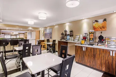 Comfort Inn Edgewater on Hudson River Отели рядом с достопримечательностью «Fort Lee Museum»