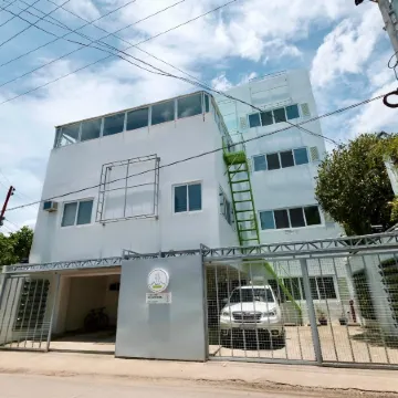 Beds & Friends Hostel Mactan with Pool and Bar