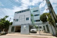 Beds & Friends Hostel Mactan with Pool and Bar