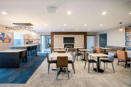 La Quinta Inn & Suites by Wyndham Montgomery Отели рядом с достопримечательностью «Монтгомери Музеум оф Файн Артс»