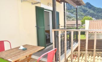 Holiday Studio Apartments Yannis on Agios Gordios Beach in Corfu