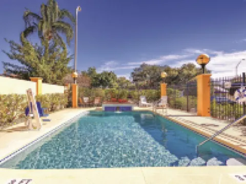 La Quinta Inn & Suites by Wyndham St. Petersburg Northeast