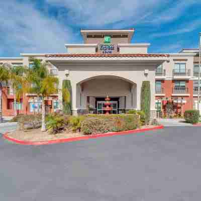 Holiday Inn Express & Suites Lake Elsinore Hotel Exterior