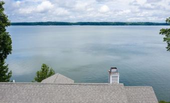 Lake-Front Luxury 5Bdrm on Kentucky Lake - JZ Vacation Rentals