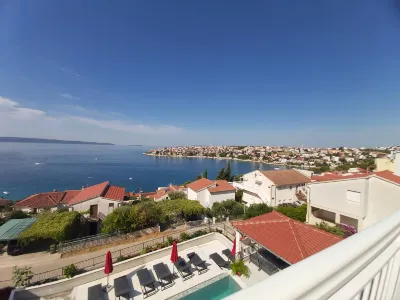 Heated Infinity Pool, Family Apartment with Panoramic Sea View 3