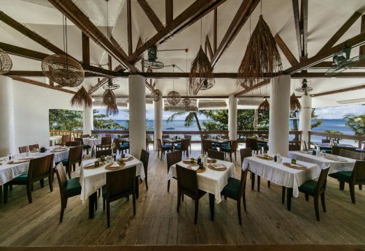 오션 비다 비치 & 다이브 리조트의 해변 레스토랑 모습