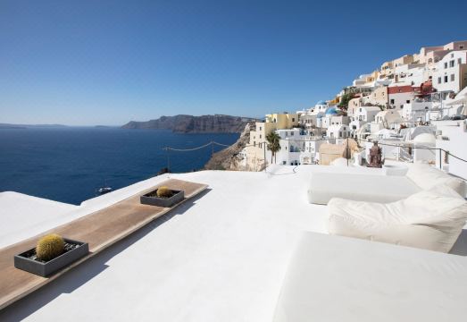 이아 성 일몰과 칼데라를 배경으로 한 두카토 스위트 전경