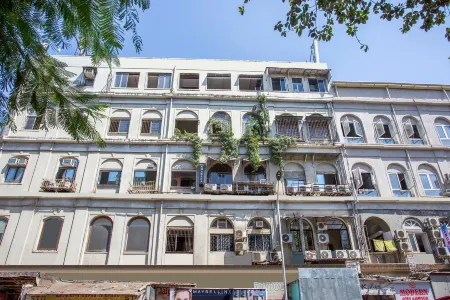 One Step Hostel Отели рядом с достопримечательностью «Гейтуэй Оф Индия Мамбай»