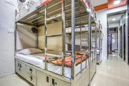 One Step Hostel Отели рядом с достопримечательностью «Гейтуэй Оф Индия Мамбай»