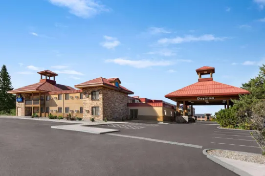 Days Inn & Suites by Wyndham Bozeman
