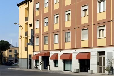 ダブルまたはツインルーム 屋根裏部屋 ローマの写真