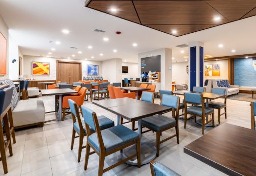 Holiday Inn Express Van Nuys의 깔끔한 로비 모습