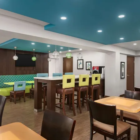 La Quinta Inn & Suites by Wyndham Oceanfront Daytona Beach Отели рядом с достопримечательностью «Выставочный и конгресс-центр Ocean Center»