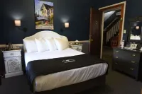 The Old Courthouse Inn Отели в г. Пауэлл Ривер