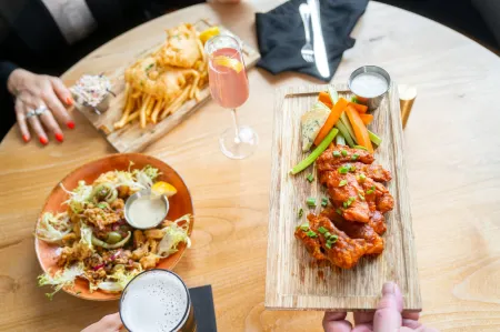 Hi-Lo Hotel, Autograph Collection Отели рядом с достопримечательностью «Роуз Гарден Чилдренс Парк»