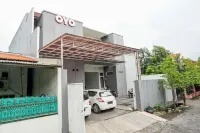 RedDoorz Near Surabaya Zoo Hotels in Sawahan