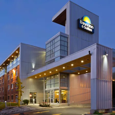Days Inn & Suites by Wyndham Milwaukee Отели рядом с достопримечательностью «Пивоварня Лейкфронт»
