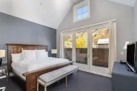 East Side Hideaway 3 Bedroom Condo by RedAwning Hotels in Silverton