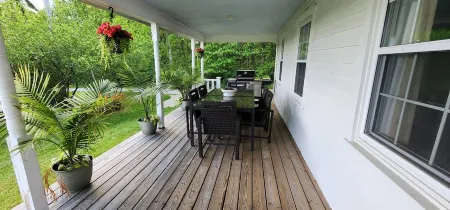 15 minutes from Kings Island!  Spacious farmhouse that sleeps up to 11!