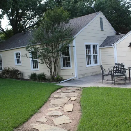 New! Cheerful cottage filled with art and books in the heart of Waxahachie