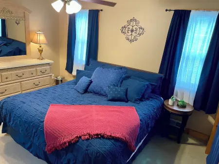 Cozy Creekside Cottage next to City Park. Walk to mainstreet! Отели в г. Маунтин-Вью