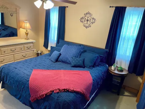 Cozy Creekside Cottage next to City Park. Walk to mainstreet!