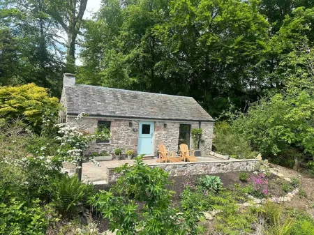 Charming stone Bothy at Loch Lomond Отели рядом с достопримечательностью «Парк Баллок Касл & Кантри»