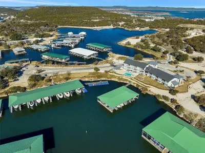 New! PK Lake - Luxurious Condo w/ Pool, Hot Tub, Fire Pit, Grills, Gym & Laundry