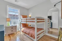 Premium Linens & Towels Provided, Walk to Beach, 4 Beach Badges