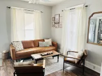 The Broadway Cottage - Great Bend Downtown(Pet Friendly) Hotels in Great Bend