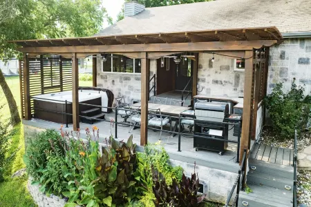 Lakefront Getaway w/Kayaks, Movies from Hot Tub