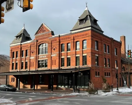 Beautiful Home w/ Private Yard! Walkable to Markets, Coffee Shops & More! Hotels in Lancaster