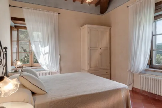 Apartment overlooking the Sienese hills, swimming pool and free wi-fi