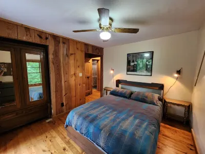 Fern Hill Cabin - near Dupont State Forest Hotels near Fred W. Symmes Chapel