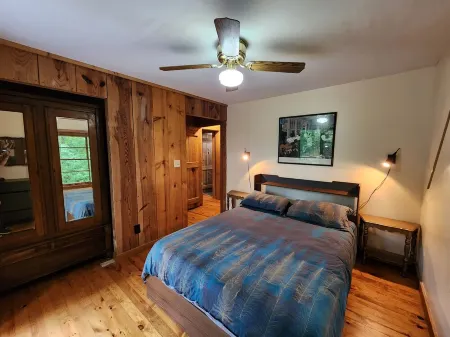 Fern Hill Cabin - near Dupont State Forest Отели в г. Данс Рок