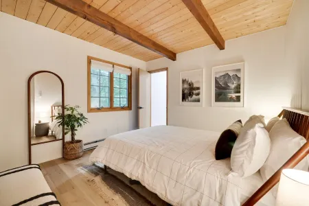 Charming, updated Cabin in The Hideout