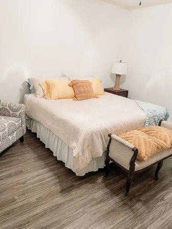 2 BR / 2 BA UNIT! WALKING DISTANCE FROM SQUARE AND CAMPUS!!